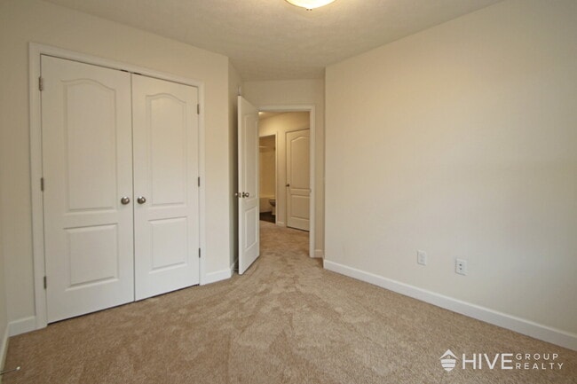 Building Photo - Modern 3BR Townhouse with Private Backyard...