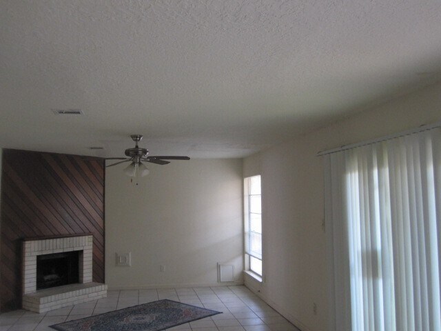 Building Photo - 10826 Sugar Hill Dr