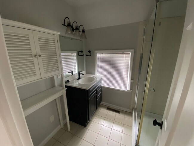 Building Photo - 201 S Pine St