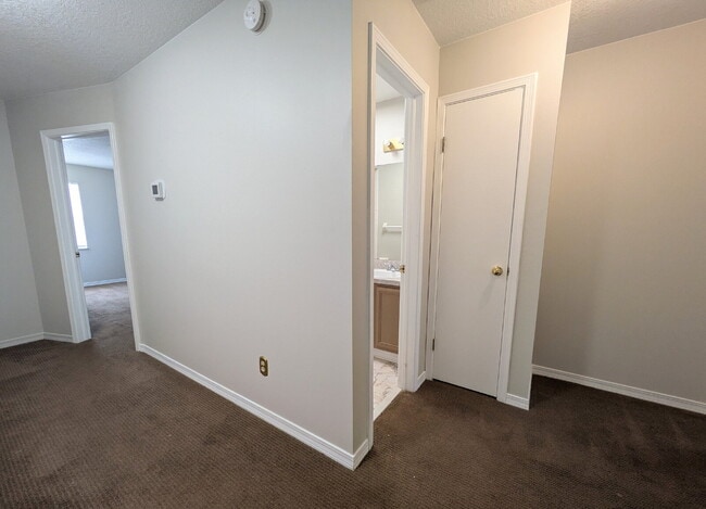Building Photo - "$300 OFF MOVE-IN SPECIAL! Spacious 3-Bed, 2.5 Bath Townhouse Nestled in the Heart of East Arling...