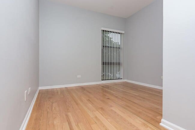 Building Photo - 2 bedroom in Chicago IL 60637
