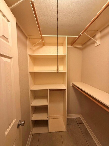 Building Photo - 407 E 45th St