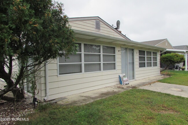 Building Photo - 380 Barbados Dr N