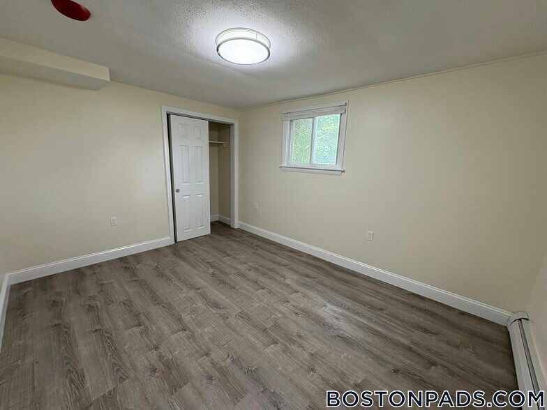 Building Photo - 9 River Dr