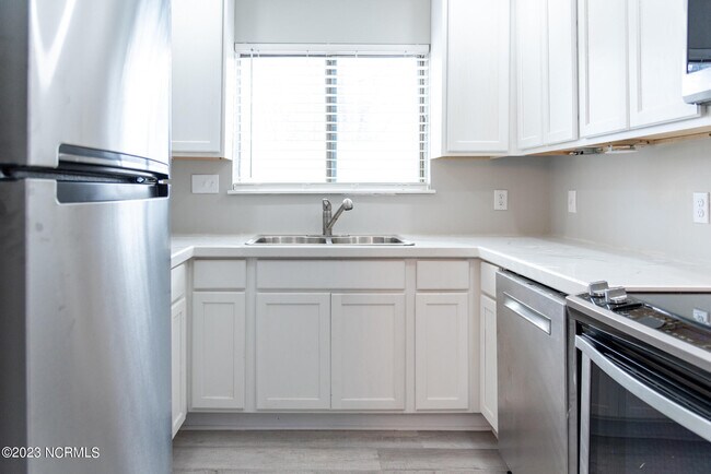Building Photo - 7195 Sandy Creek Dr