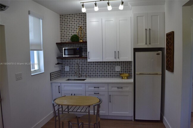 Building Photo - 621 SW 60th Ct