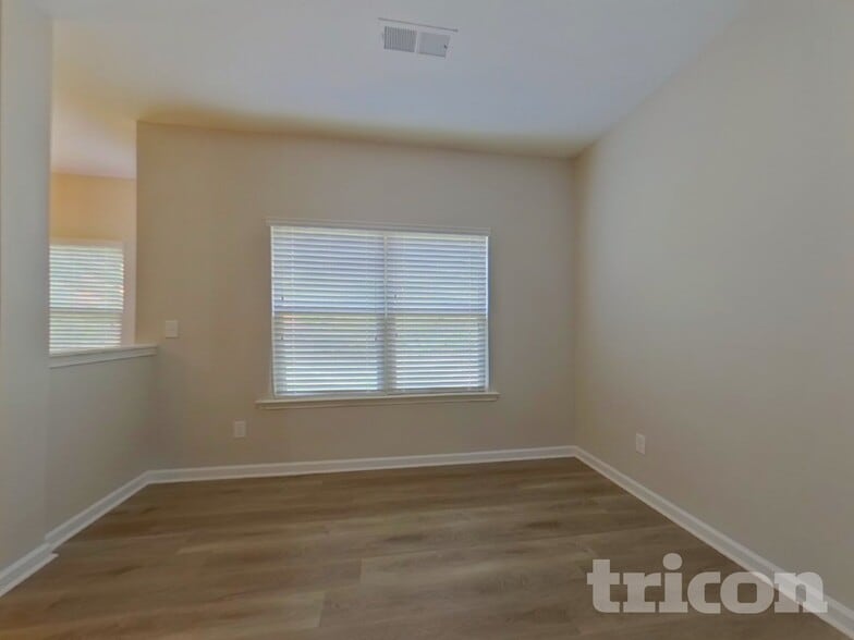 Building Photo - 3333 Lowland Dr