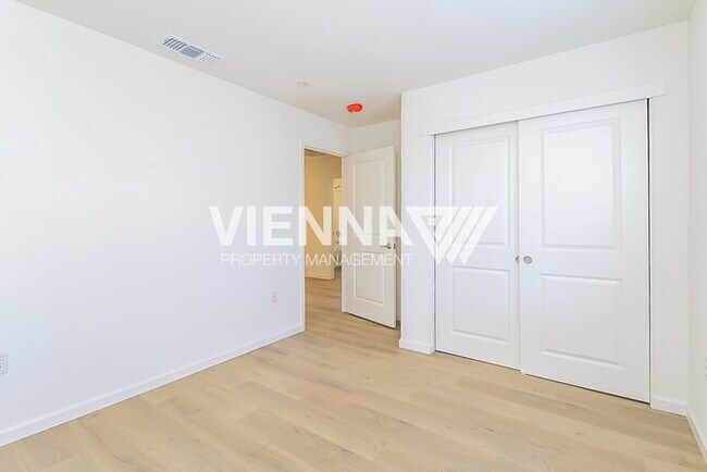 Building Photo - 8008 Quiet Knolls Dr