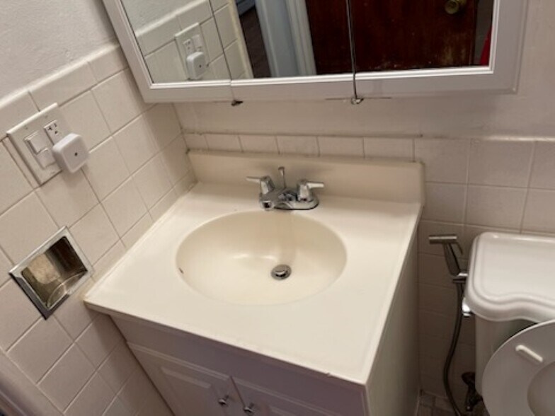 Building Photo - 5950 N Kenmore Ave