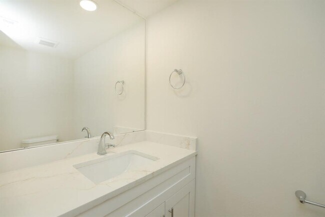 Building Photo - 2050 Augusta Dr
