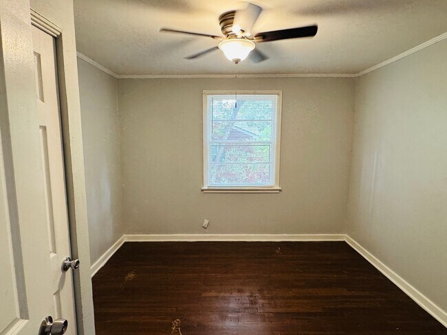 Building Photo - Spacious 3 Bedroom / 2 Bath Home – Designe...