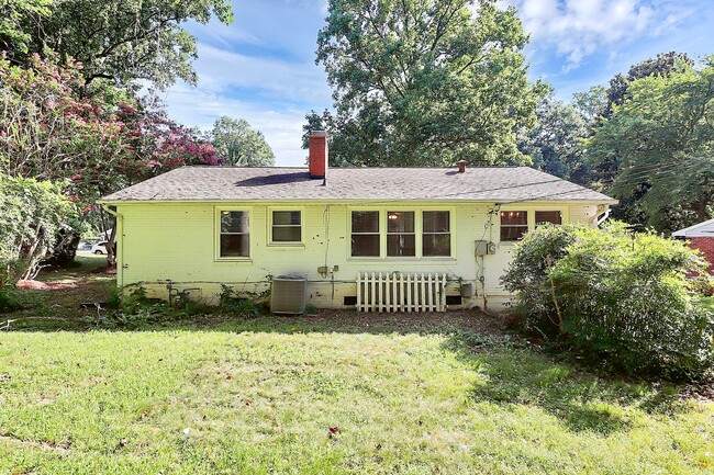 Building Photo - Discover the charm of this brick ranch nestled in the heart of Madison Park