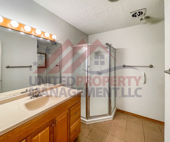 Building Photo - Large 4 bed available in Carlsbad NM