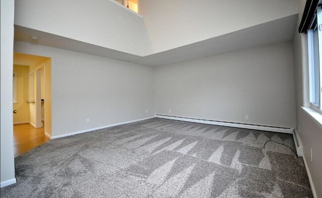 Building Photo - 1700 Farmington Ave