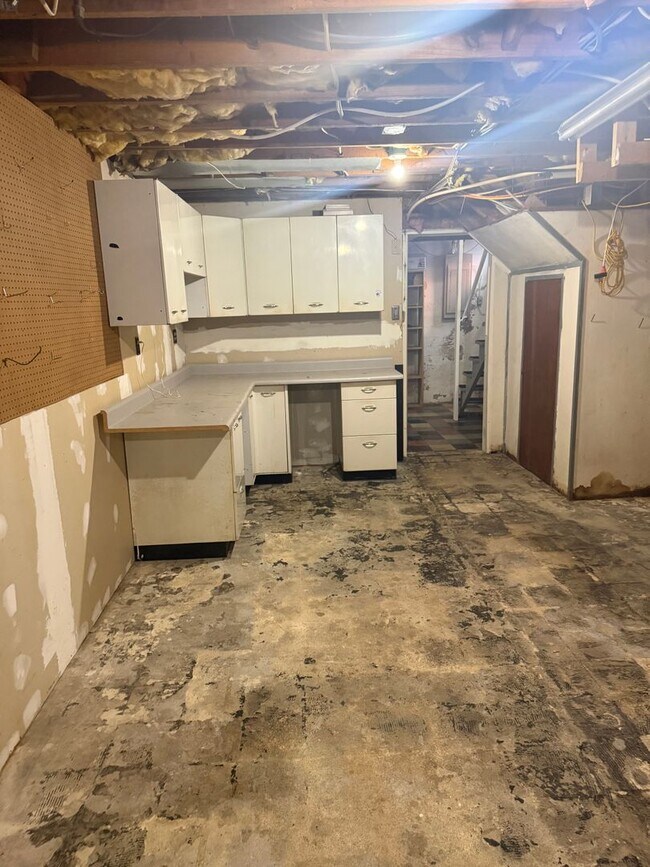 Building Photo - 561 Montgomery Ave