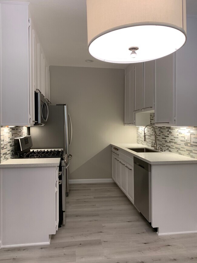 Building Photo - 15153 Burbank Blvd