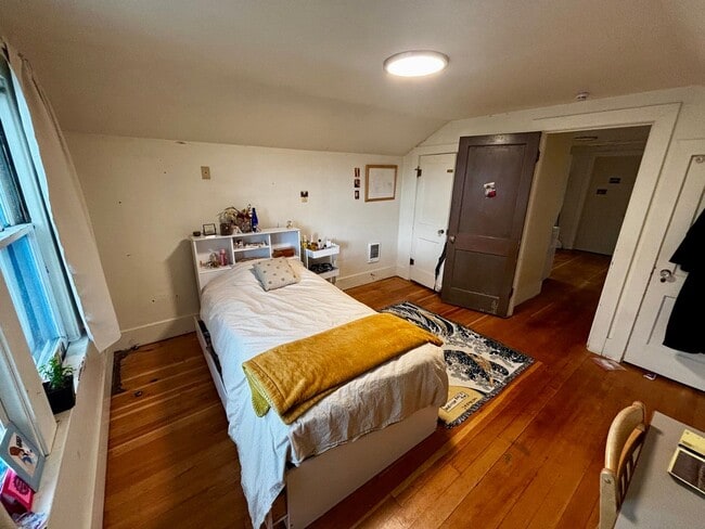 Building Photo - 202 E 7th St