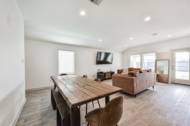 Building Photo - 918 Betsy Hl Dr