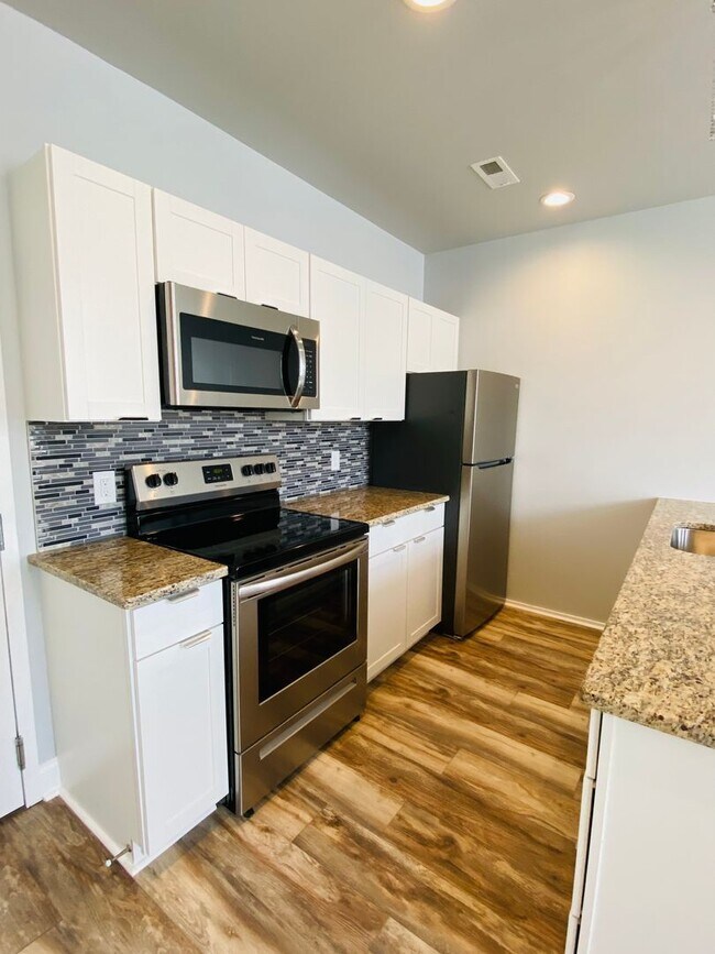 Building Photo - 3001 W Cary St