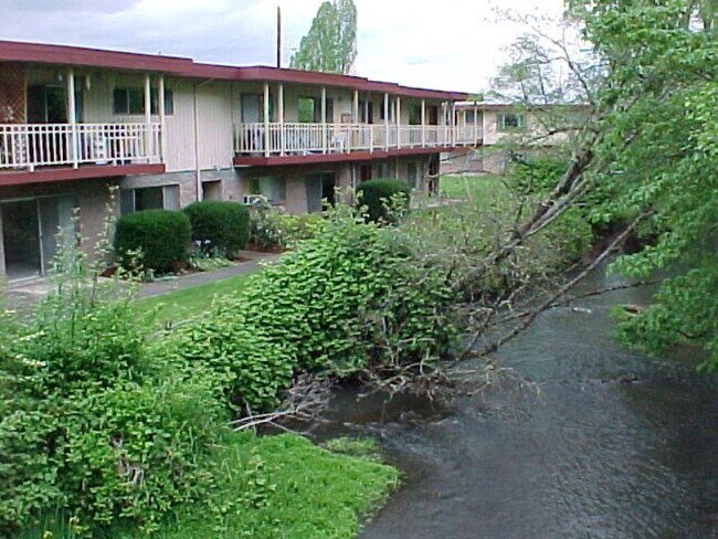 Building Photo - Quality Waterfront Living