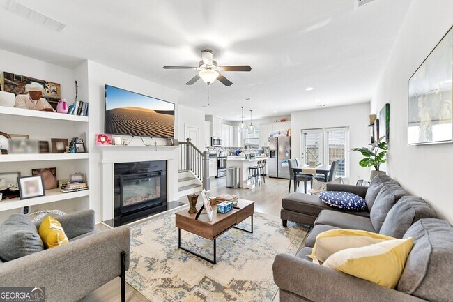 Building Photo - 5811 Calle Vis Dr