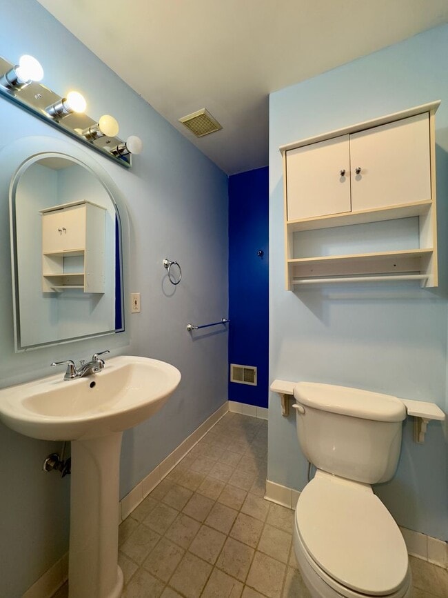 Building Photo - Charming 2 Bedroom/2.5 Bathroom in South Baltimore, MD!