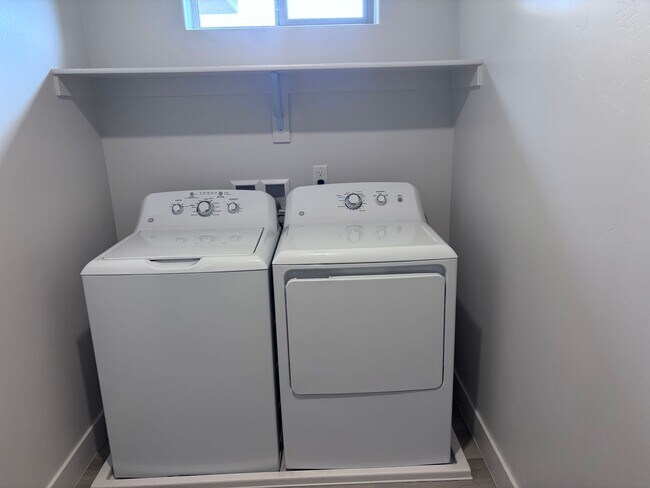 Building Photo - 3 bed / 2.5 bath / 2-car with washer/dryer/fridge 2019 built END UNIT!
