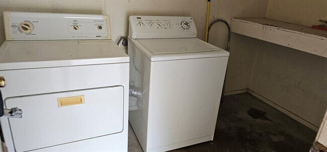 Building Photo - 5409 Duval St