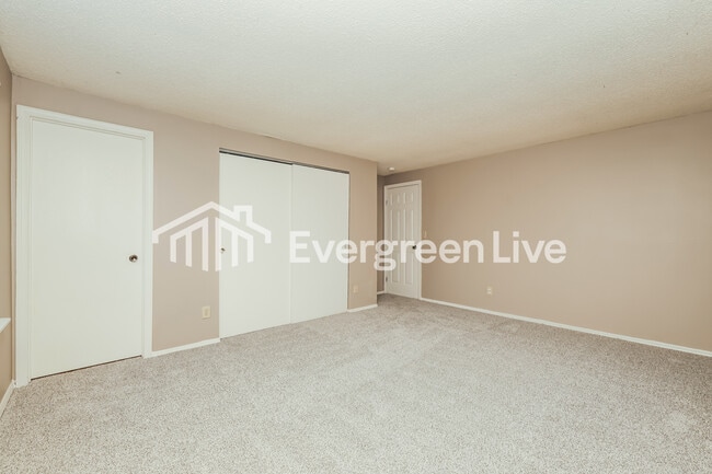 Building Photo - 4735 Stonehedge St