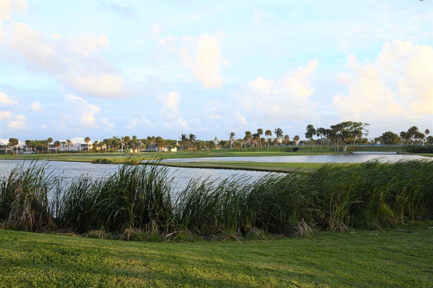 Building Photo - 5579 NE Gulfstream Way