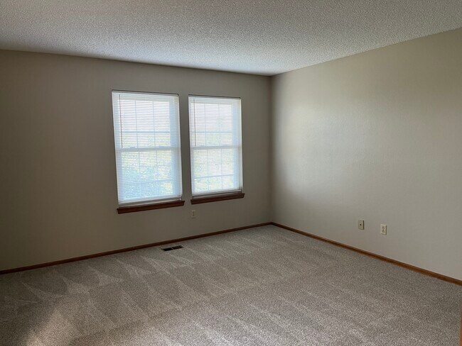 Building Photo - 5720 Old Farm Cir W