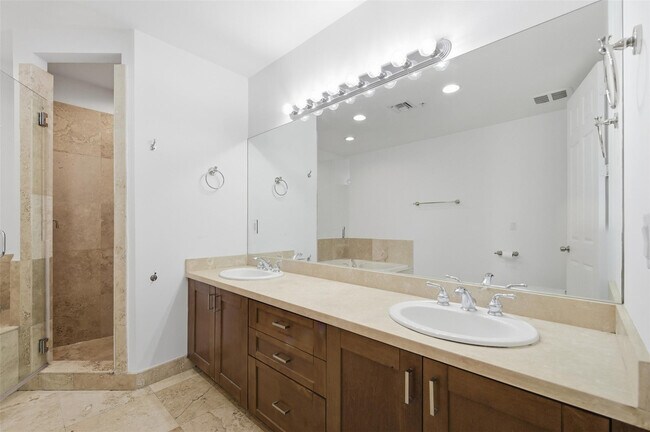 Building Photo - 2515 NE 18th St