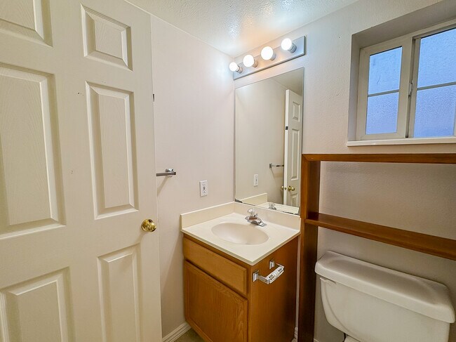 Building Photo - 1611 N Grandview Ln