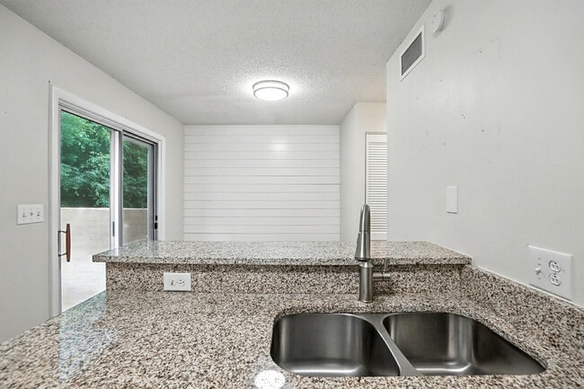 Building Photo - 1101 Surry Ln