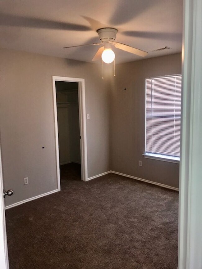 Building Photo - Wonderful 3 bedroom 2 bath Duplex