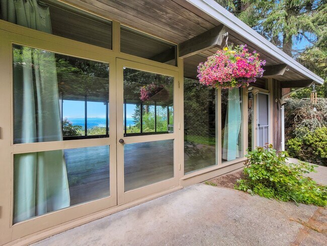 Building Photo - Vintage architectural home looking over Se...