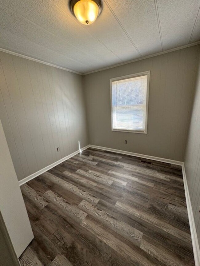 Building Photo - Newly Remodeled 3 Bedroom 1 Bath *Half off First Month*