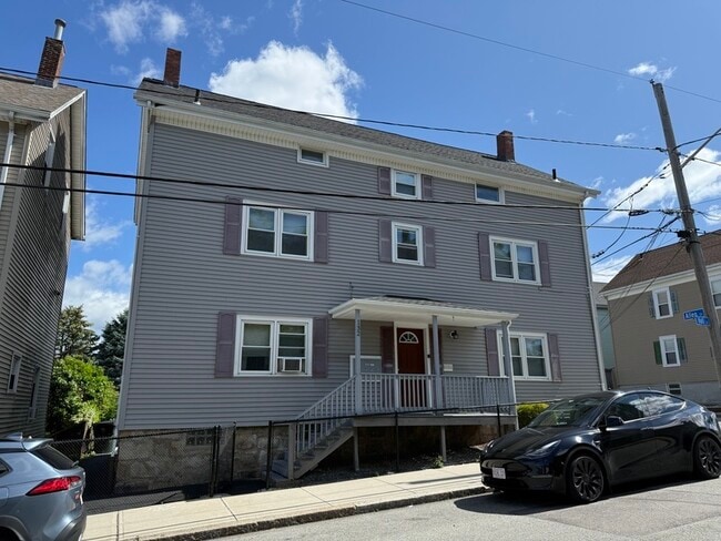 Building Photo - 132 Hall St