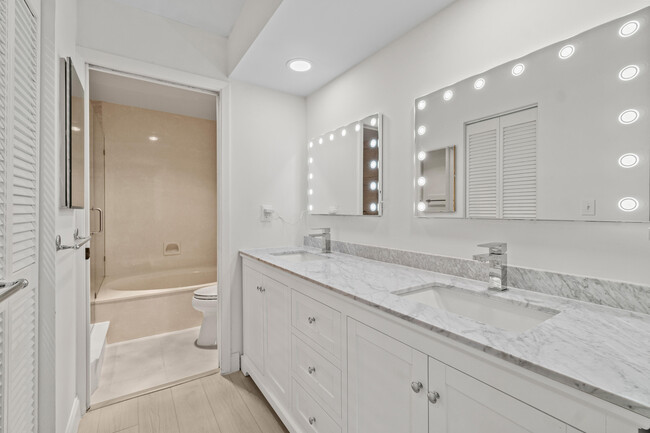 Building Photo - 5054 Golfview Ct