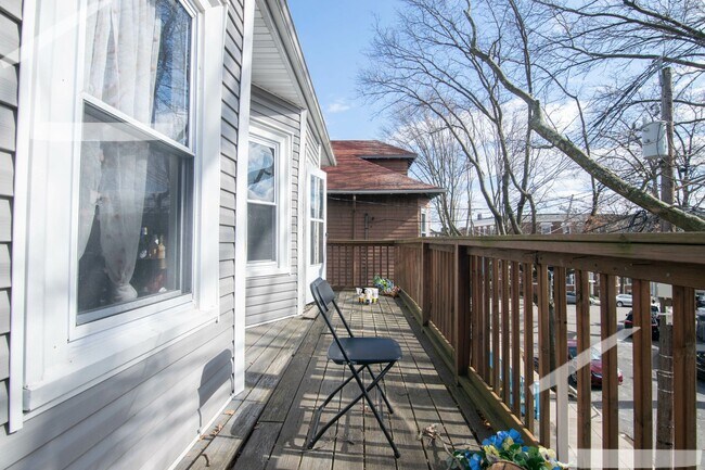 Building Photo - 9/1 Large two-level 5BR/2BA near MBTA, BU & more