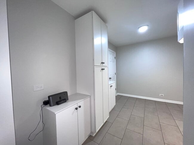 Building Photo - 8919 S Muskegon Ave