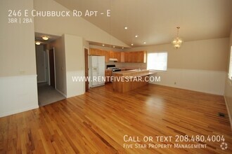 Building Photo - Large Apartment with Gorgeous Vaulted Ceil...