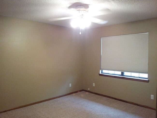 Building Photo - fenced backyard