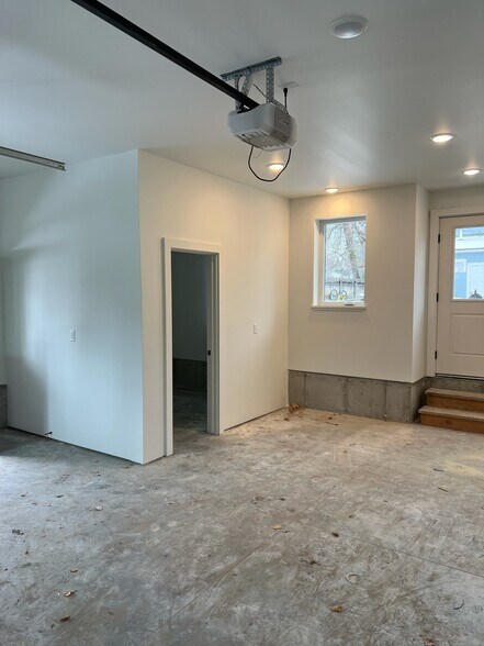 Building Photo - 220 S Willson Ave