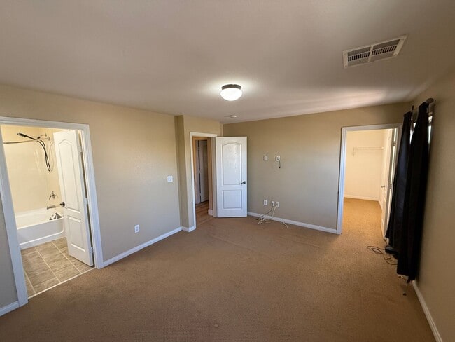 Building Photo - Beautiful 2-Story Townhome in Gated Area w...