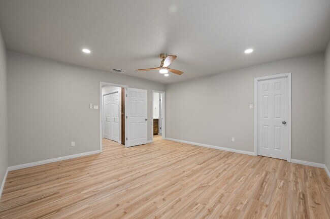 Building Photo - 2 Bed, 2 Bath Duplex