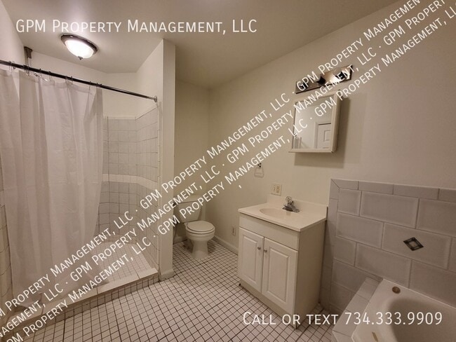 Building Photo - 8975 Nottingham Dr