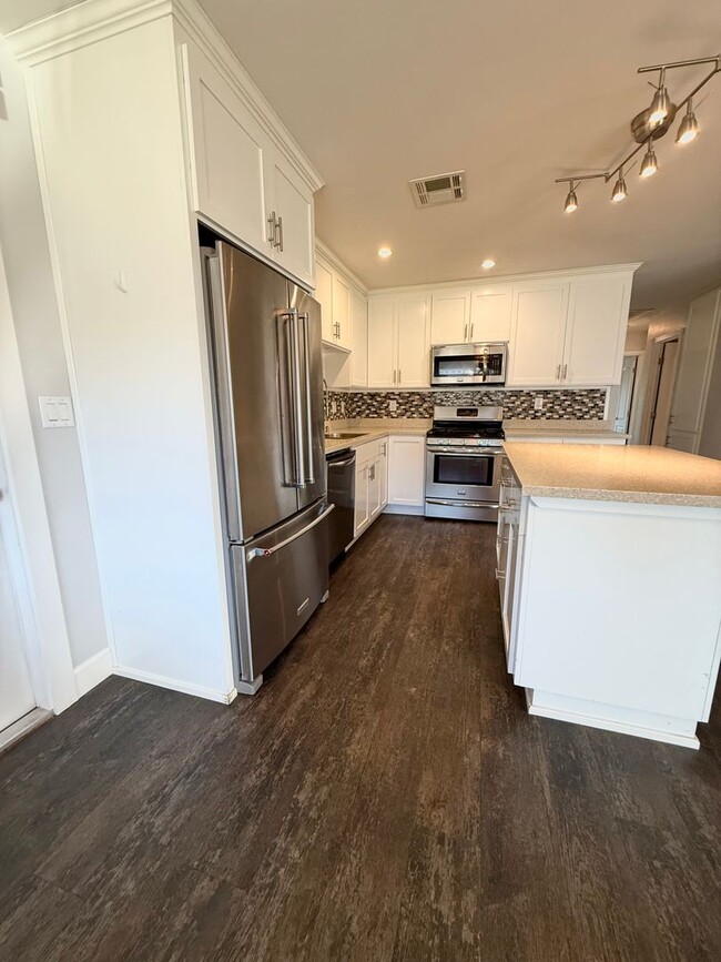 Building Photo - Beautiful 3 Bedroom 2 Bath Single Family Home AVAILABLE NOW!!