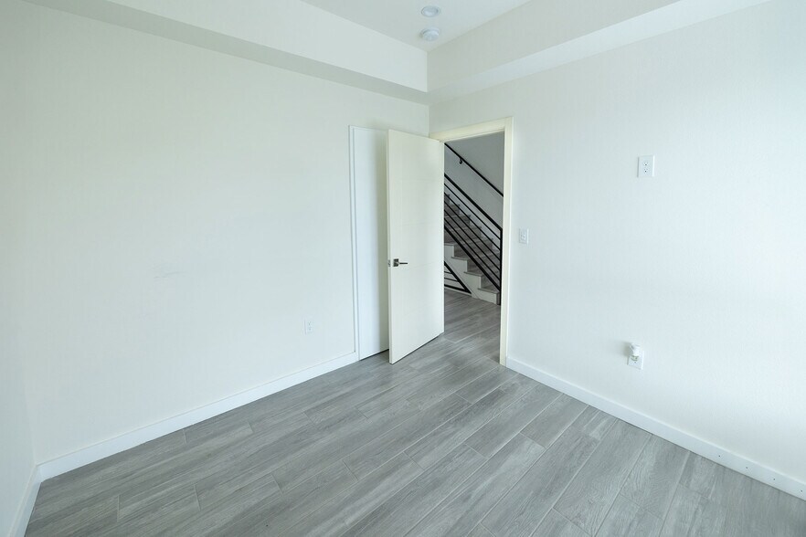 Building Photo - 1128 W 39th St