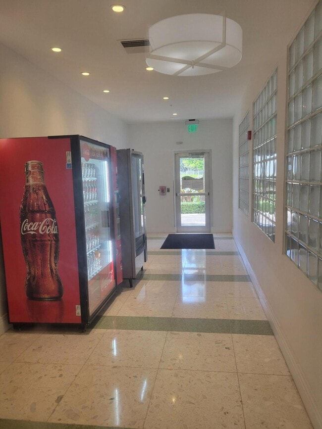 Building Photo - 3901 S Ocean Dr